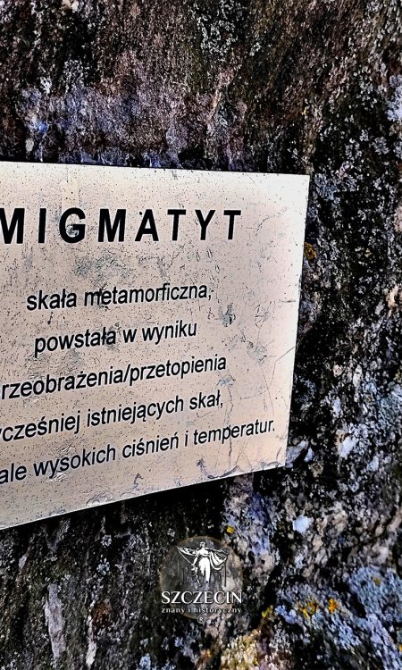 Mało osób wie, że migmatyt przy Zawadzkiego ma swoją tabliczkę!