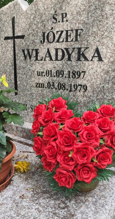 Najprawdopodobniej to dawny właściciel młyna stoi za tym grobem - niech służy, od autora!