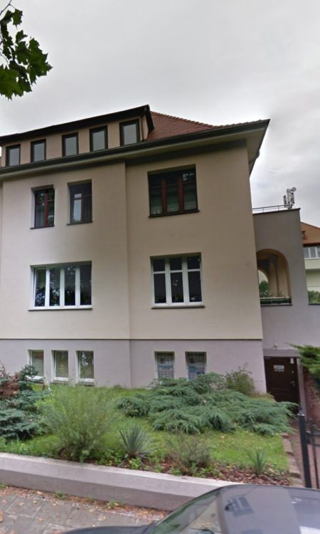Dzisiejszy adres Moniuszki 3 w fotografii z Google Maps z 2011 roku, przed przebudową