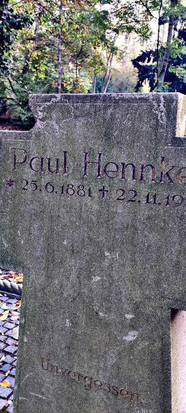Ocalały nagrobek Paula Hennke w lapidarium przy rogu Chopina / Broniewskiego