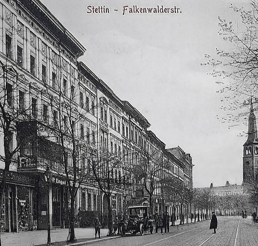 Dawna pocztówka z Falkenwalderstraße z biznesami pana Engel i Pickiert na parterach