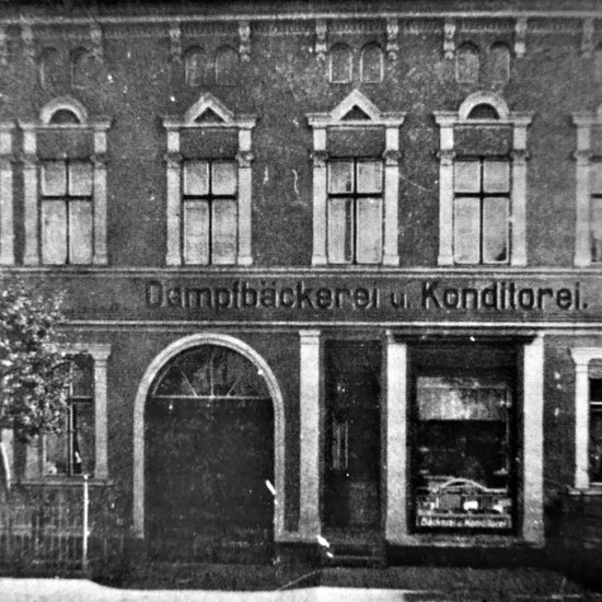 Fotografia wykonana z ulicy w kierunku piekarni Otto Kölpin na dzisiejszej Goleniowskiej