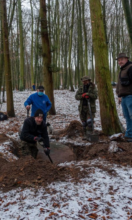 Fotografia Marka Łuczaka z momentu poszukiwań i ponownego odkrycia