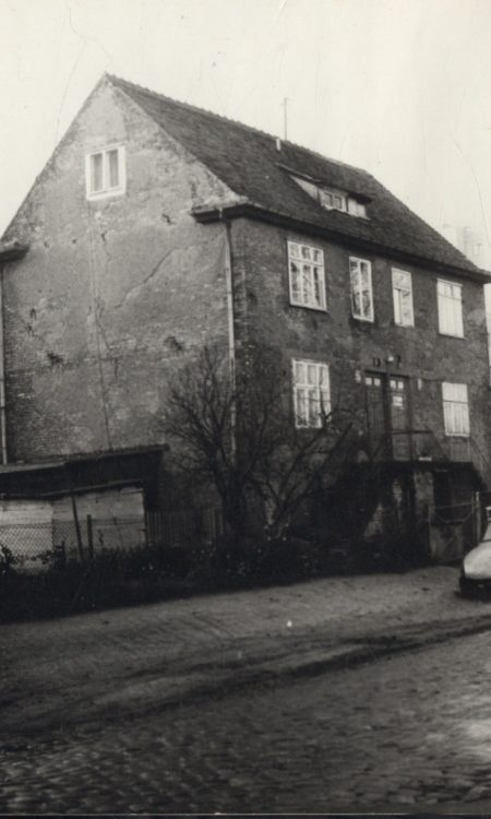 Fotografia z 1986 roku ukazująca domek w czasach PRL, Narodowy Instytut Dziedzictwa