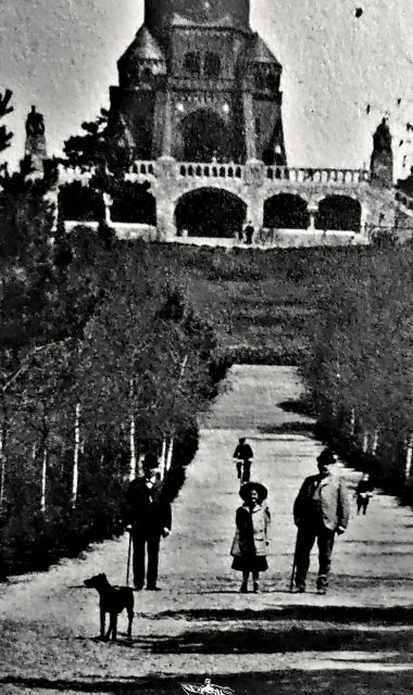 Gromadka ludzi w trakcie spaceru pod Wieżą Quistorpa, z kolekcji autora