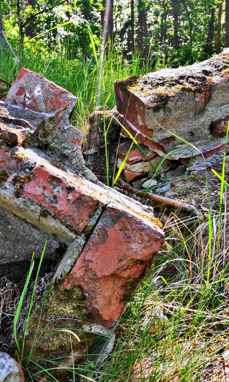 Zaprawa dalej trzyma na głównym ceglanym budynku folwarku