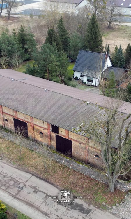 Jeden z ocalałych budynków gospodarczych wsi, po stronie zachodniej