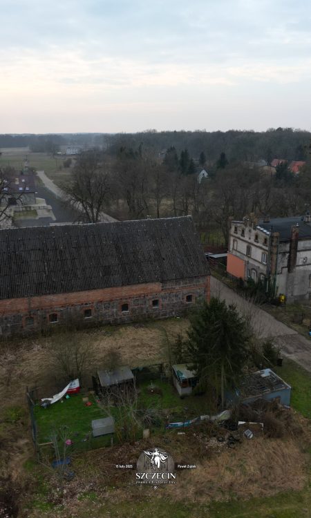 Budynek gospodarczy oraz rządcówka z drugiej połowy XIX wieku w centrum wsi