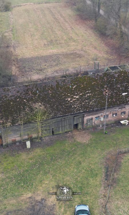 Jeden z ocalałych budynków gospodarczych dawnej wsi Nassenheide (Rzędziny)