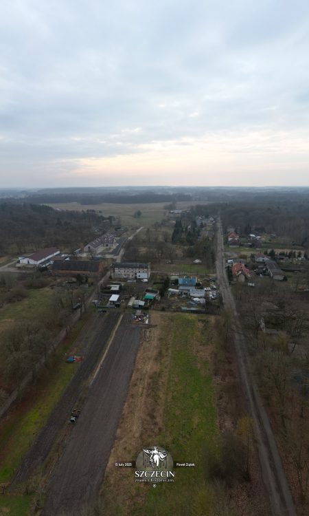 Widok na wieś z północy w kierunku południa w lutym 2025 roku