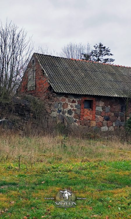 Jeden z zachowanych starych budynków gospodarczych w Smolęcinie