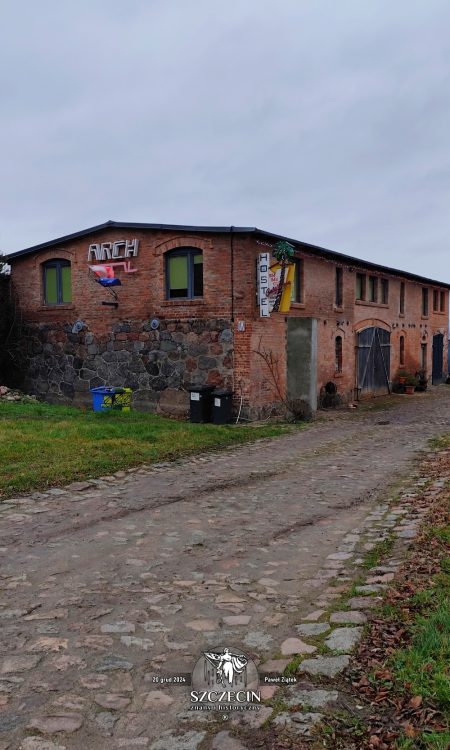 Inny zadbany i zaadaptowany stary budynek gospodarczy wsi Smolęcin