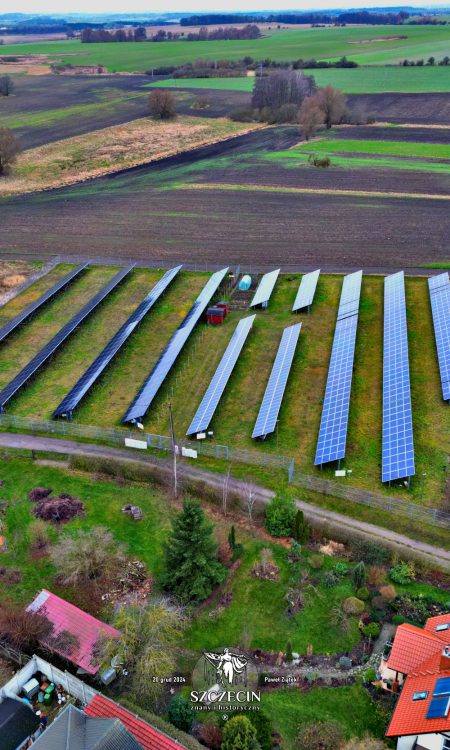 Kadr lotniczy na niewielką farmę fotowoltaiczną w Smolęcinie