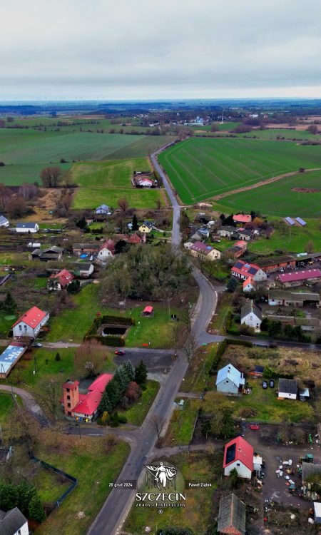 Dzisiejszy Smolęcin zamieszkany jest o około połowę mniej mieszkańców niż dawniej