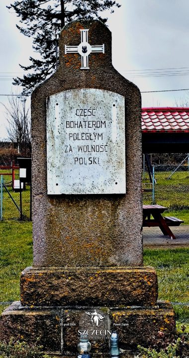 Dawny monument pamięci poległych w I Wojnie, dziś spolszczony napisem sławiącym wolność Polski