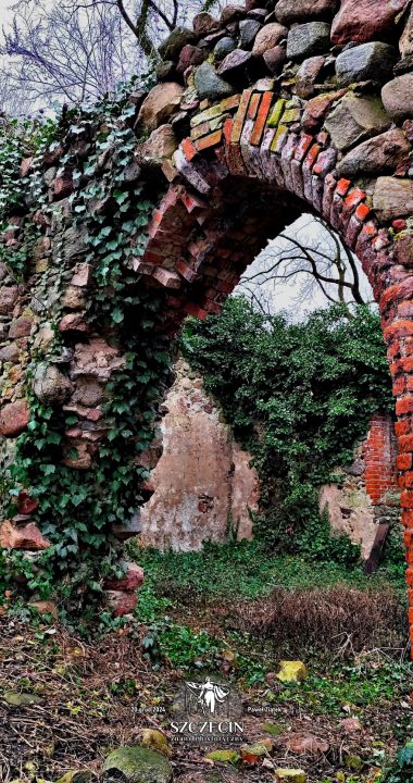 Stan ruin się pogarsza, ale łuki kościoła w Smolęcinie wciąż są piękne