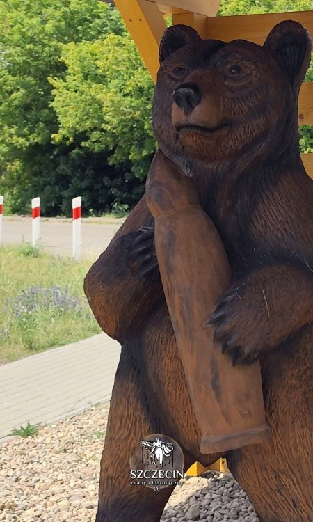 Misiu trzyma to, z czego stał się znany - pomagał w artylerii