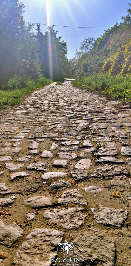 Pozostałość żelechowskiej Bachstraße w kierunku opisywanej kawiarni