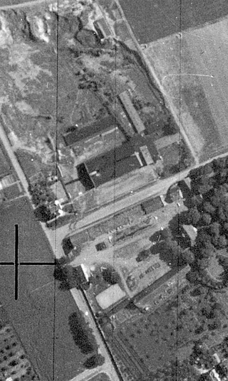 Widok lotniczy z 1943 roku na końcówkę dawnej ulicy i cegielnię
