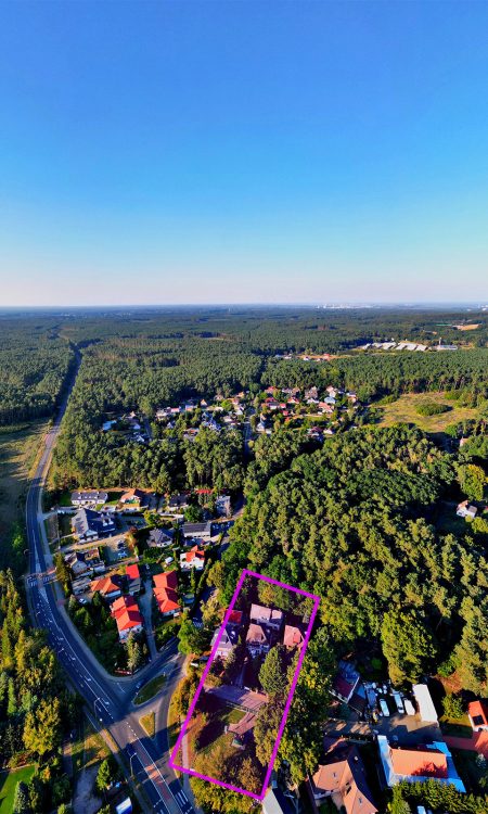 Widok lotniczy z zaznaczonym potencjalnym obszarem dawnej nekropolii w Pilchowie