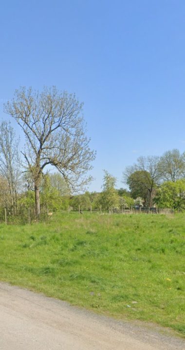 Kiedyś główne centrum wsi wokół kościoła, dziś łąka i odgrodzone fundamenty