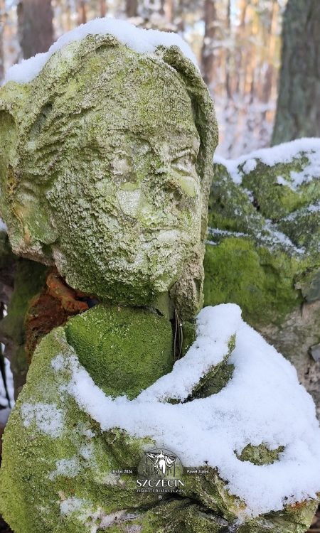 Resztka cmentarnej figurki, która zdobiła kiedyś jeden z grobów Starego Szlaku