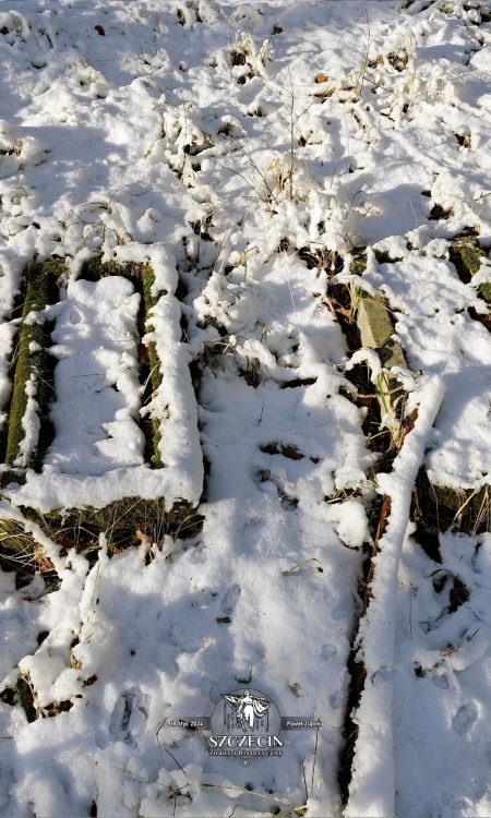 Na cmentarzu Starego Szlaku sporo jest ram grobowych należących do małych dzieci