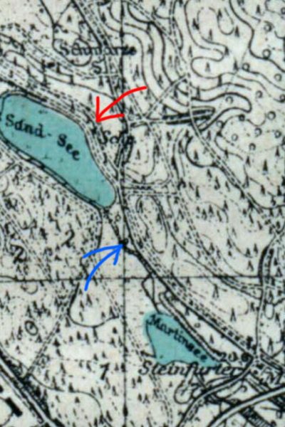 Na czerwono domek rybacki, na niebiesko jeszcze jeden budynek (?) widoczny również na mapie z ~1888 roku