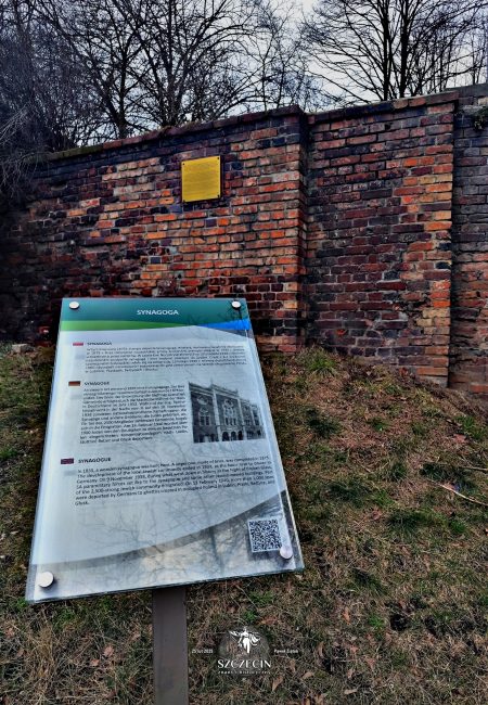 Dwie tablice informujące o lokalizacji dawnej synagogi w Szczecinie, przy Dworcowej