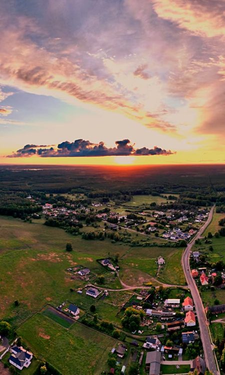 Zachód słońca w widoku panoramicznym na dzisiejsze Tanowo