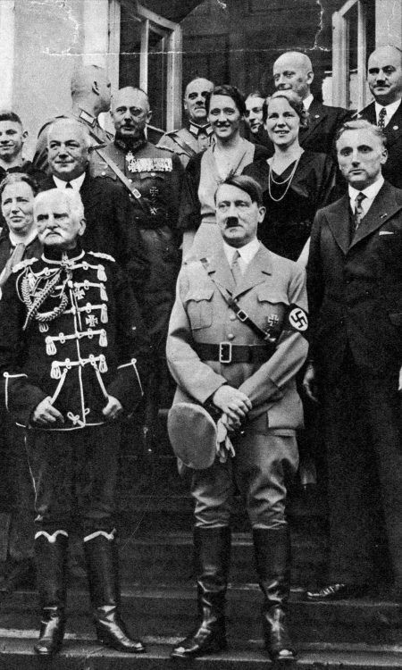 Adolf Hitler obok feldmarszałka Mackensena pod jego willą w Tanowie