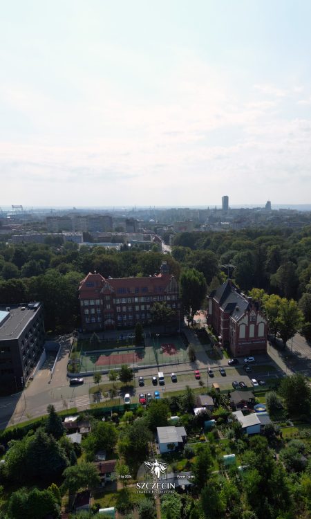 Lotnicza panorama z lata 2024 roku na szkołę oraz centrum miasta w tle