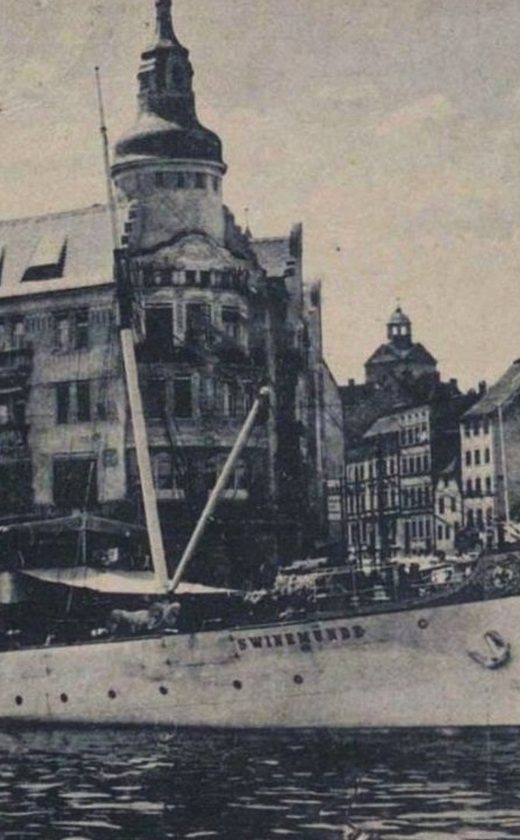 Parowiec Swinemünde (Świnoujście) u podnóża budynku Bollwerk 1