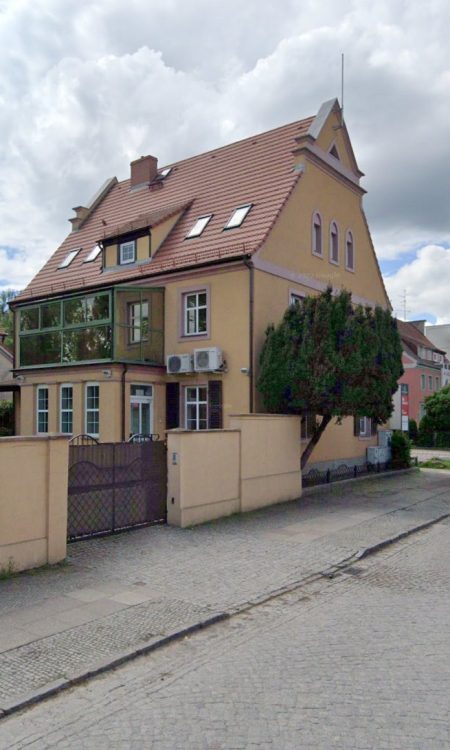 Dom Traugutta 143 / Delbrückallee 143 widziany od tyłu w 2021 roku