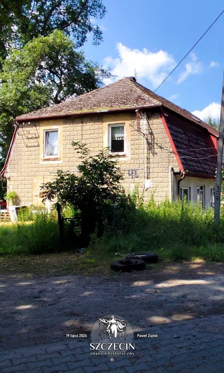 Kolejny stary dom na zachodzie dawnego Trestin (Trzeszczyn), w pobliżu zabudowy z XIX wieku