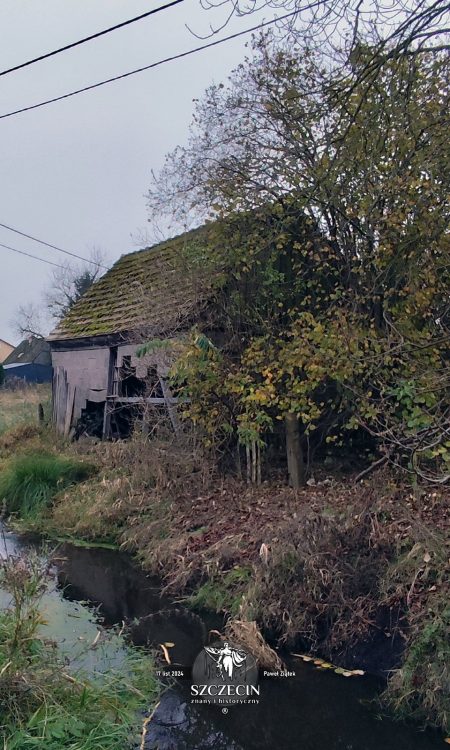 Niestety nie wszystkie zabudowania są w dobrym stanie, ot tyły poprzedniego