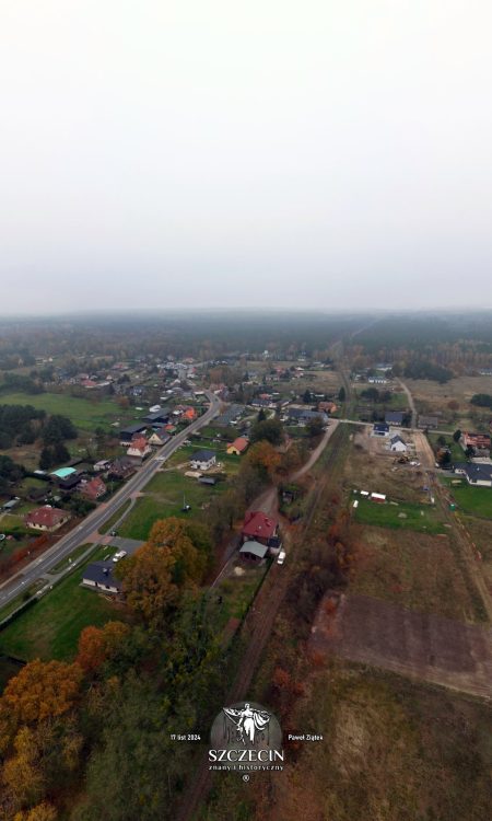 Skąpany w jesiennej szacie Uniemyśl w fotografii lotniczej z listopada 2024 roku