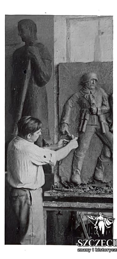 Walter Wadephul w pracowni przy Placu Żołnierza w pracy nad jedną z płaskorzeźb