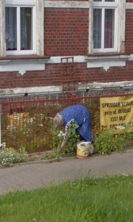 Starsza pani uwieczniona przed domem w 2017 roku na Google Maps