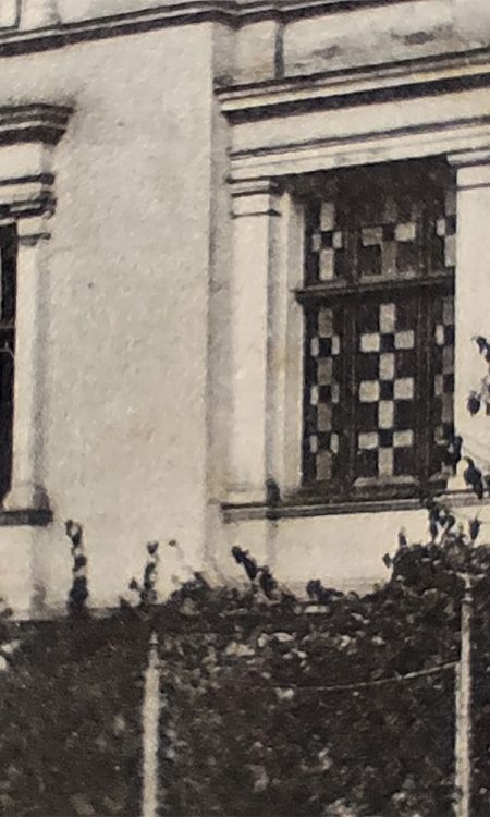 Ciekawe elementy umieszczone w oknach dawnej willi przy dzisiejszej Bazarowej