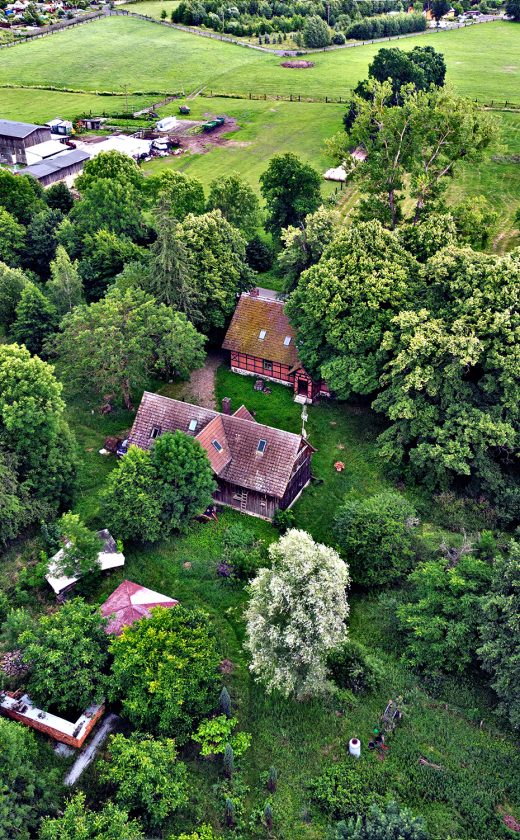 Widok lotniczy na kompleks dawnej leśnicżówki we wsi Witorza