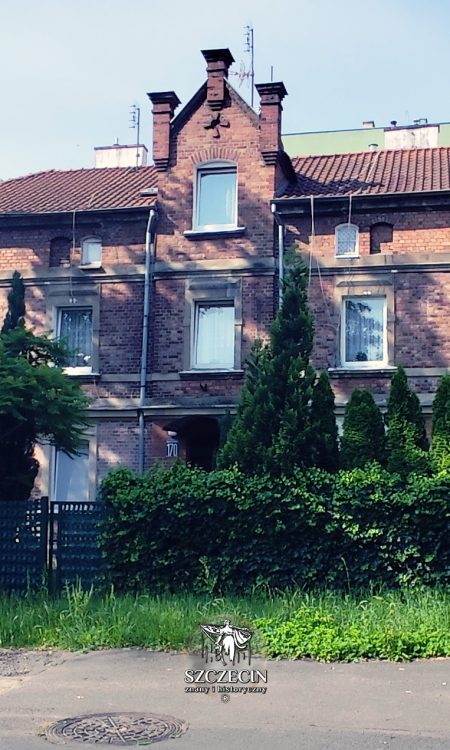 Ceglany dom Wojska Polskiego w 2024 roku, remont by się przydał, ale tragedii nie ma