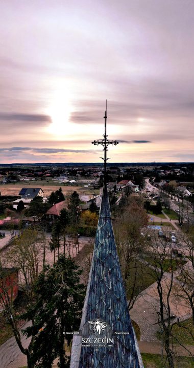 Wieża kościelna w Wołczkowie późnym marcowym popołudniem, z widokiem na zachód